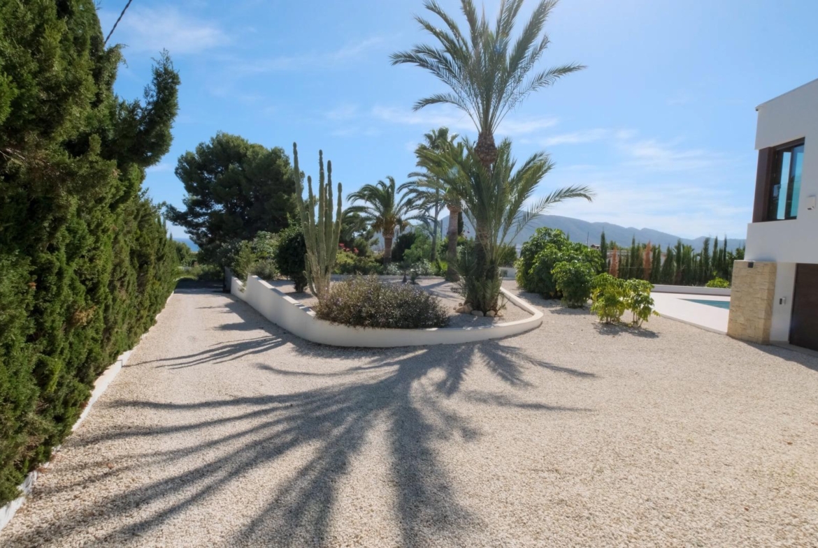 “Stunning Villa with scenic views to the sea and valle  in Altea”