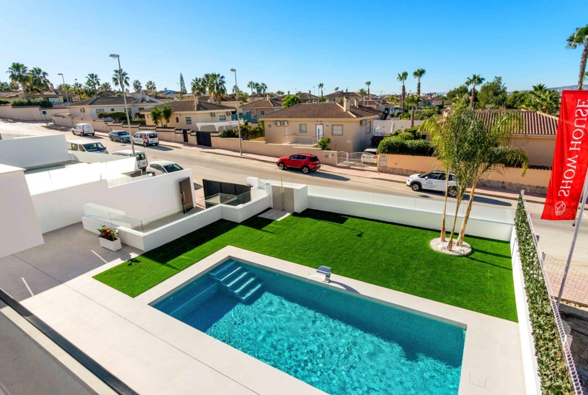 LUXURY VILLAS. NEW CONSTRUCTION. PILOT FLAT DONE.