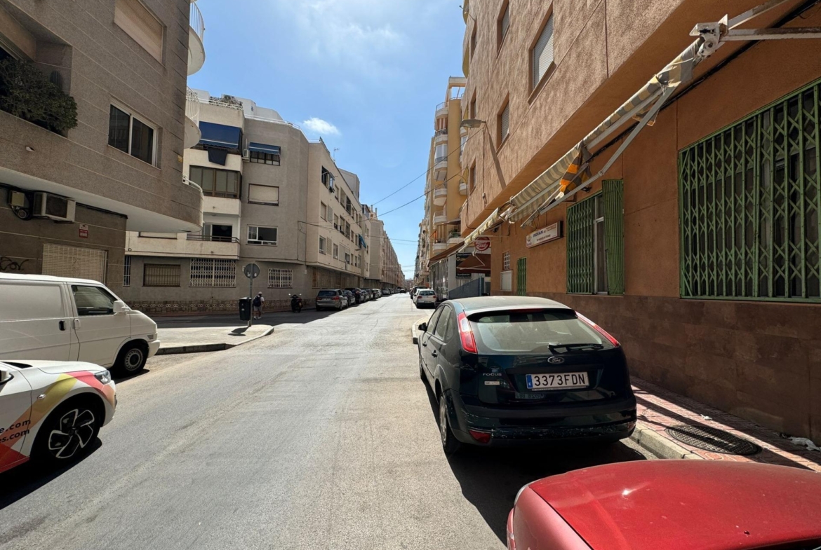 SE VENDE LOCAL COMERCIAL. 120 M2. CON LICENCIA HOSTELERIA. PLAYA A 500 METROS.