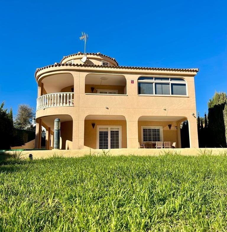 VILLA DE LUJO EN LOS BALCONES CON 950 M2 DE PARCELA. 5 DORM. 3 BAÑOS. PISCINA.