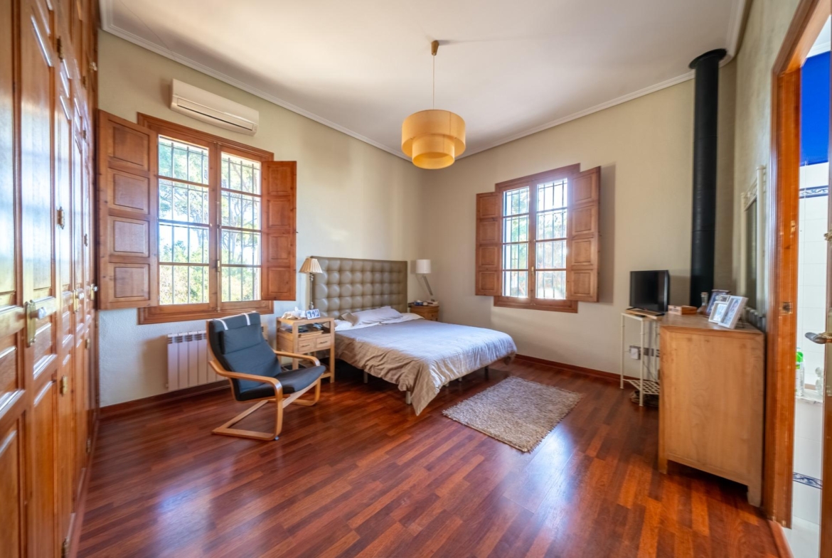 Rustic Oasis: Large House with Land All the Amenities