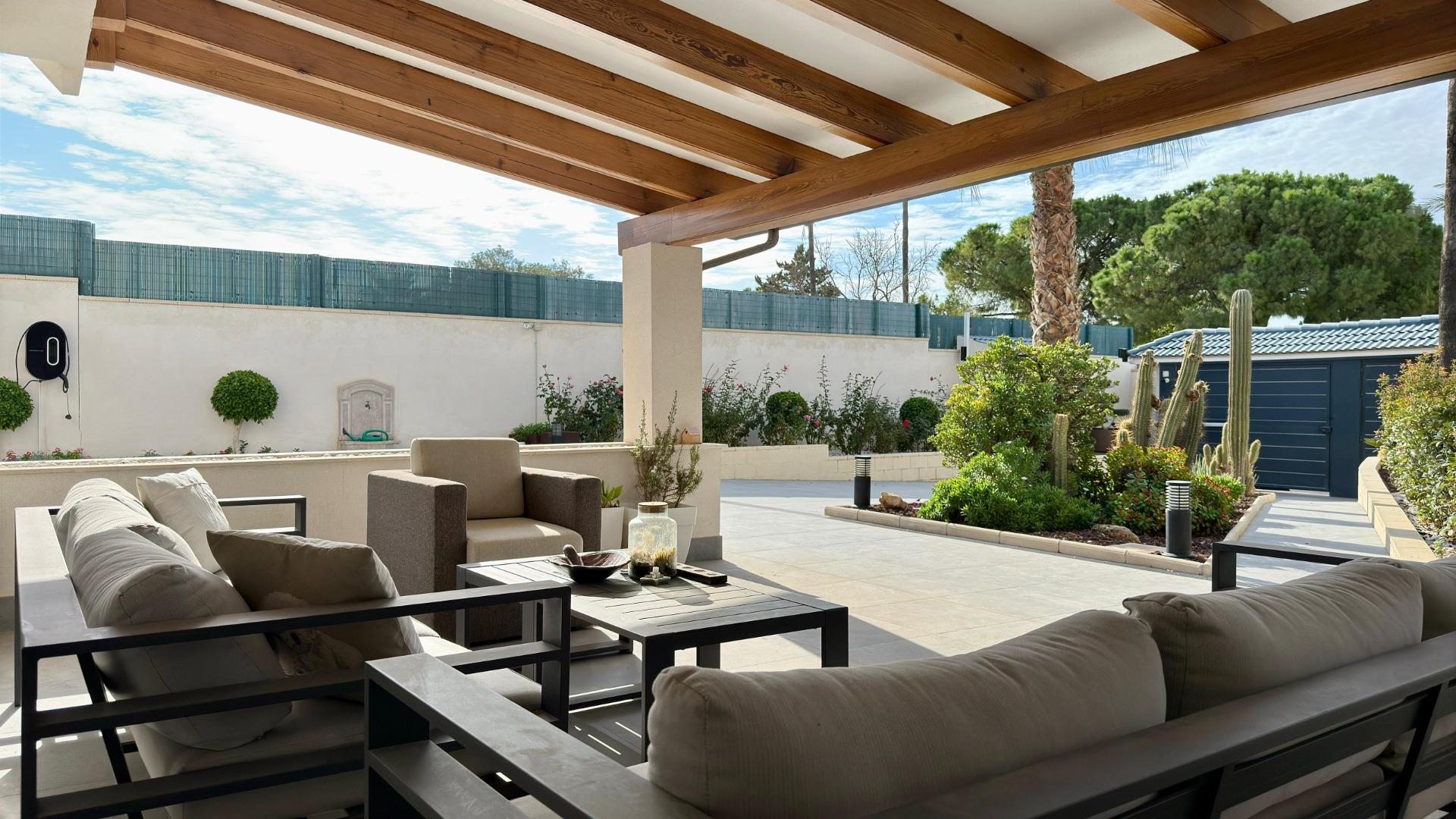 3-21-56 Detached villa with private pool and large plot