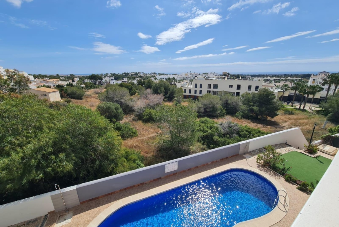 SEMINUEVO APARTAMENTO EN ORIHUELA COSTA DE 2 DORM. 2 BAÑOS. PARKING INCLUIDO. PISCINA COMUNITARIA.