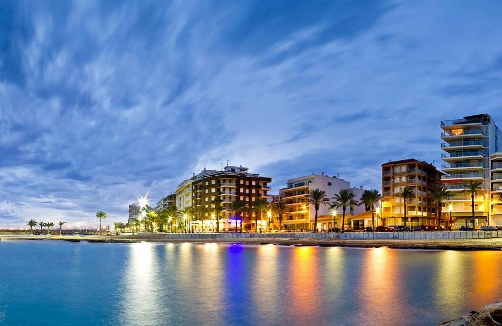 Detached chalet in Torrevieja (Torreblanca), just 300 meters from the sea.
