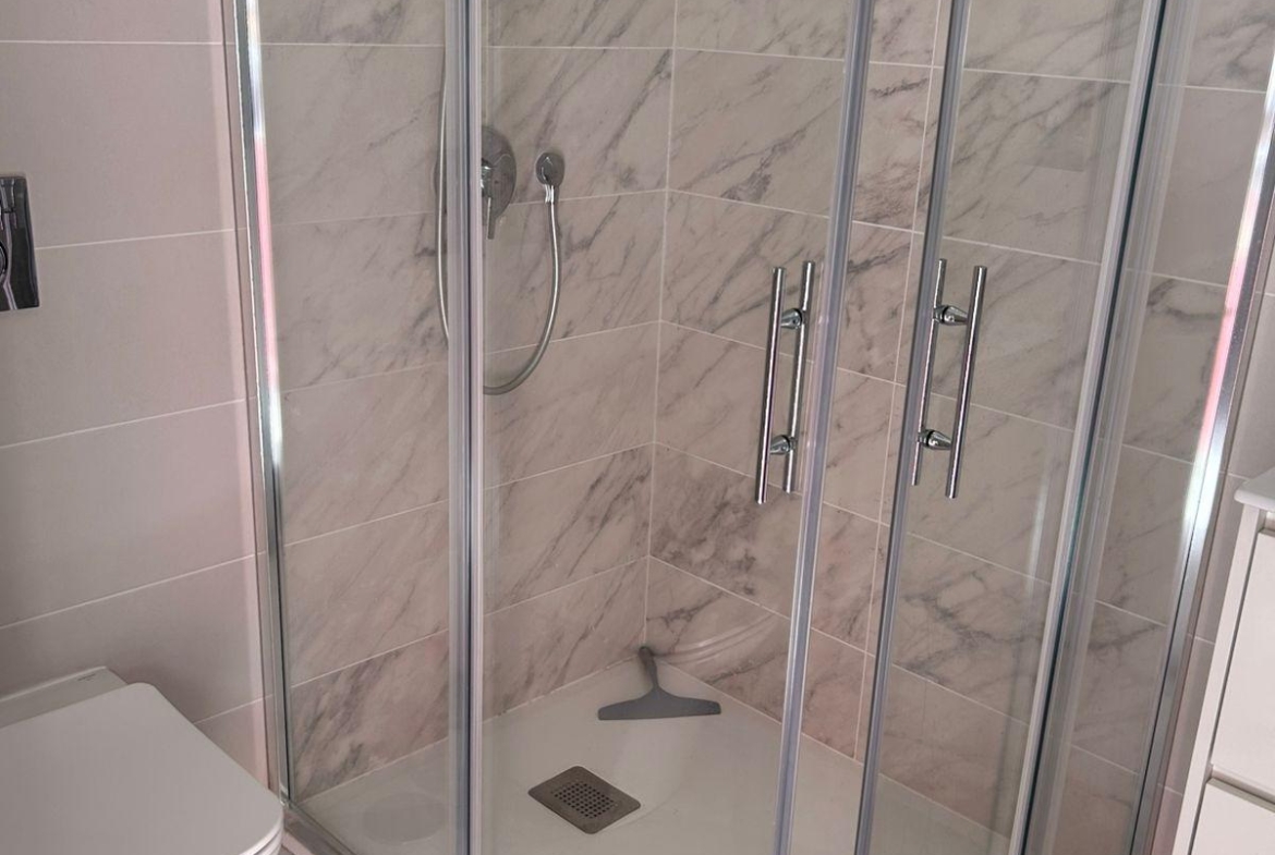ÁTICO EN PLAYA FLAMENCA CON SOLARIUM PRIVADO. 2 DORM. 2 BAÑOS. 80 M2 DE SUPERFICIE. PISCINAS COMUN.