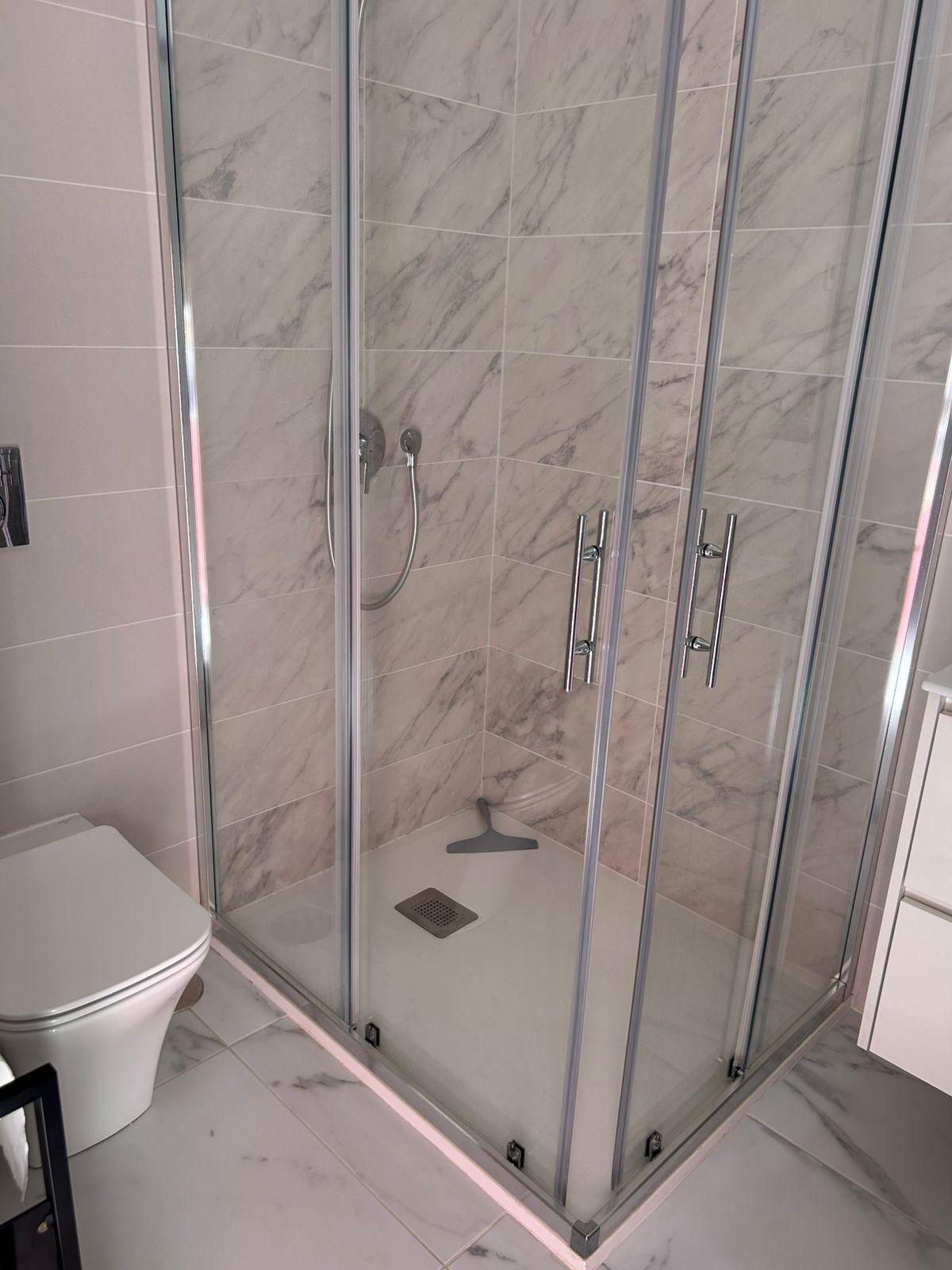 3-21-91 ÁTICO EN PLAYA FLAMENCA CON SOLARIUM PRIVADO. 2 DORM. 2 BAÑOS. 80 M2 DE SUPERFICIE. PISCINAS COMUN.