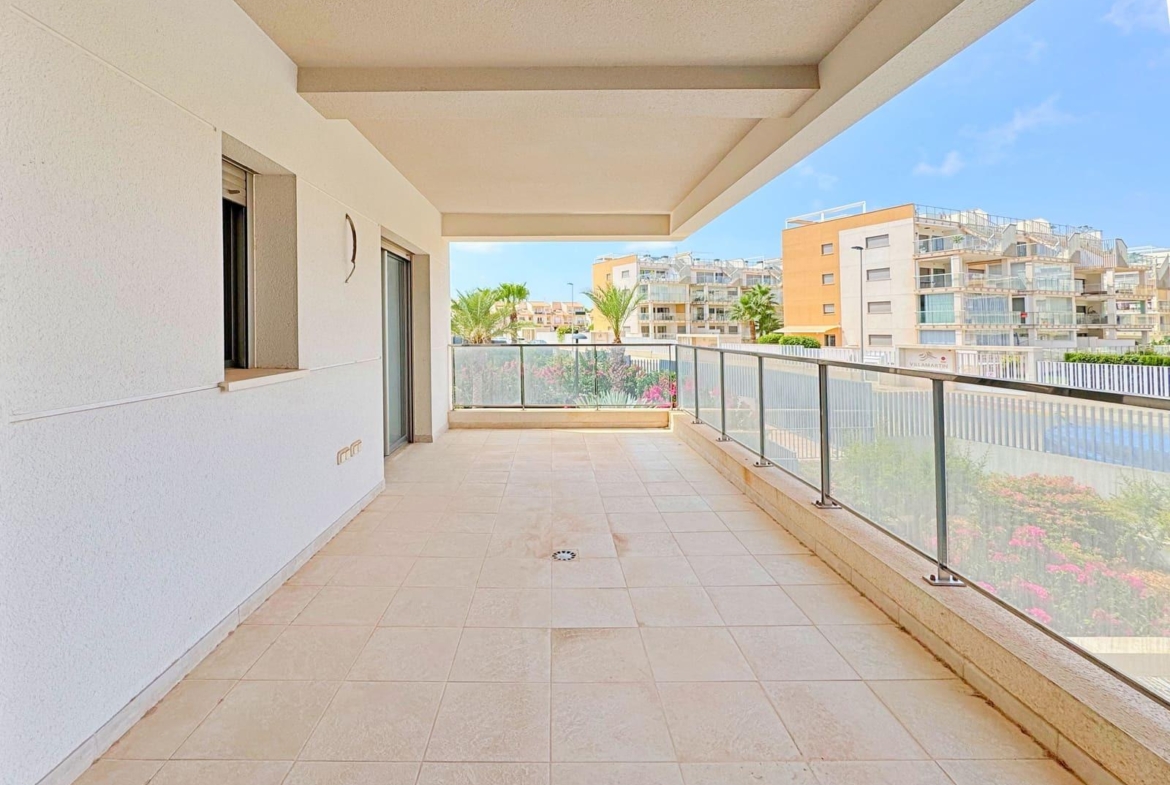 APARTAMENTO EN RESIDENCIAL GREEN HILS DE 2 DORM. 2 BAÑOS. PARKING INCLUIDO. PISCINA. GYM. SUPERFICIE 93 M2.