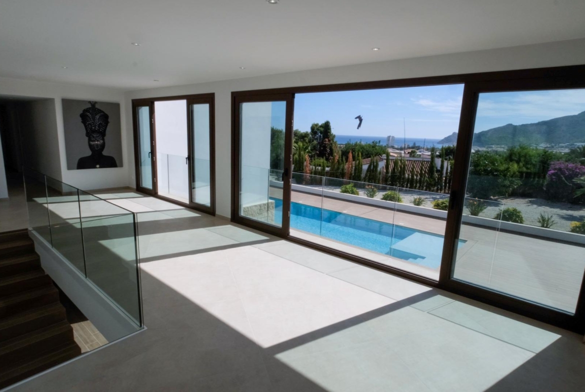 “Stunning Villa with scenic views to the sea and valle  in Altea”