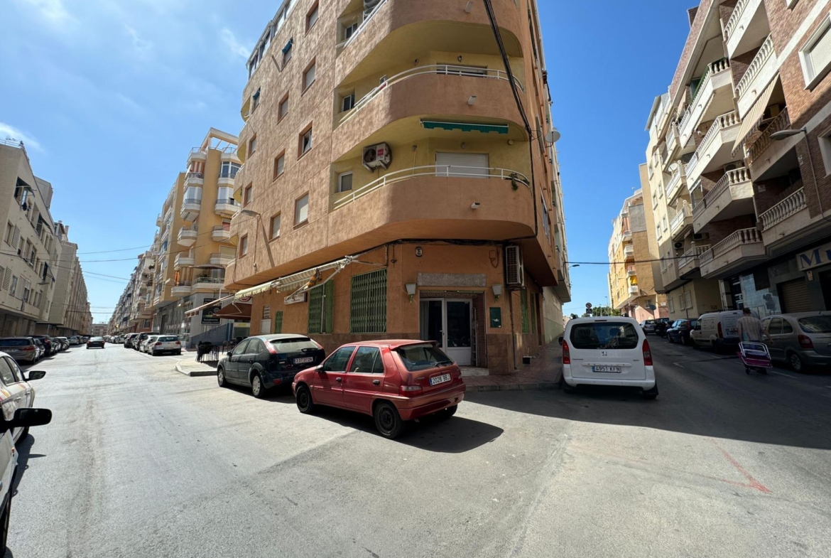 SE VENDE LOCAL COMERCIAL. 120 M2. CON LICENCIA HOSTELERIA. PLAYA A 500 METROS.