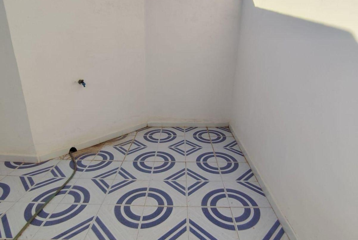ADOSADO DE 3 DORM. 2 BAÑOS EN LOS ALCAZARES. A 500 METROS DE LA PLAYA. PARCELA. SOLARIUM.