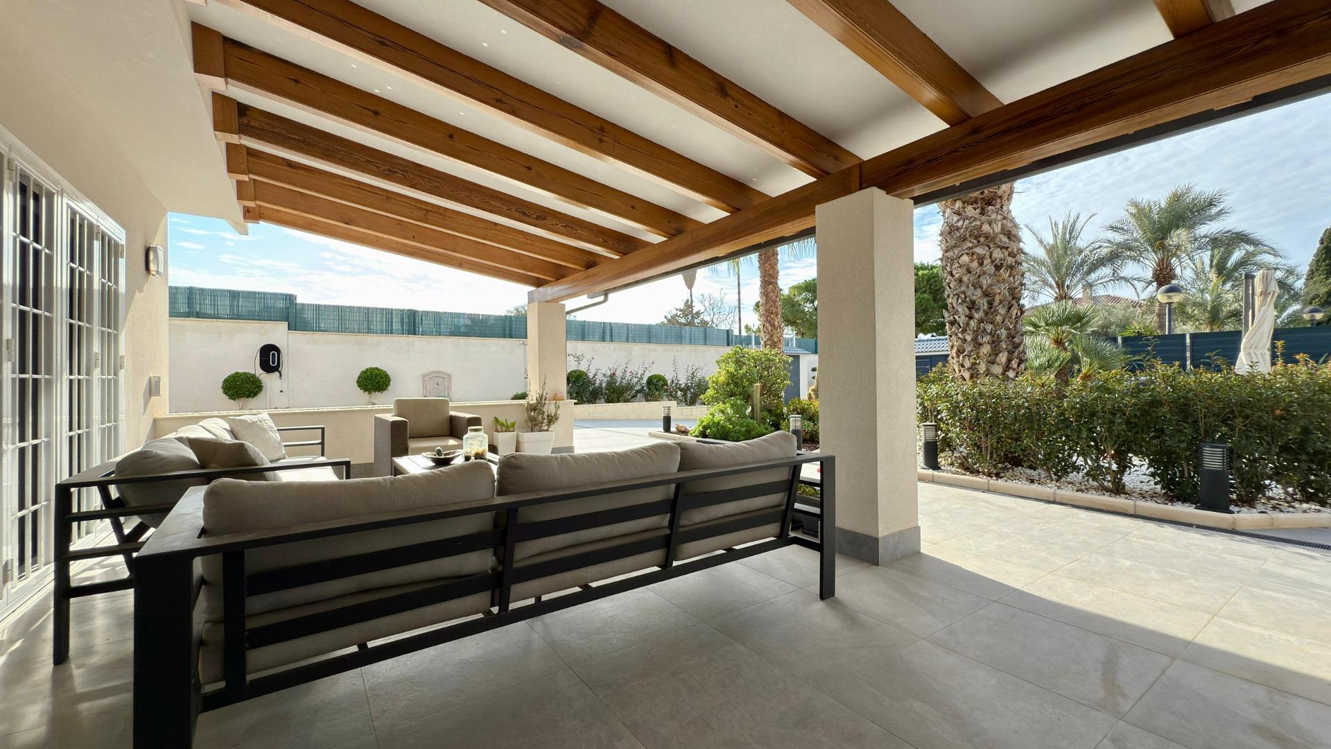 3-22-46 Detached villa with private pool and large plot