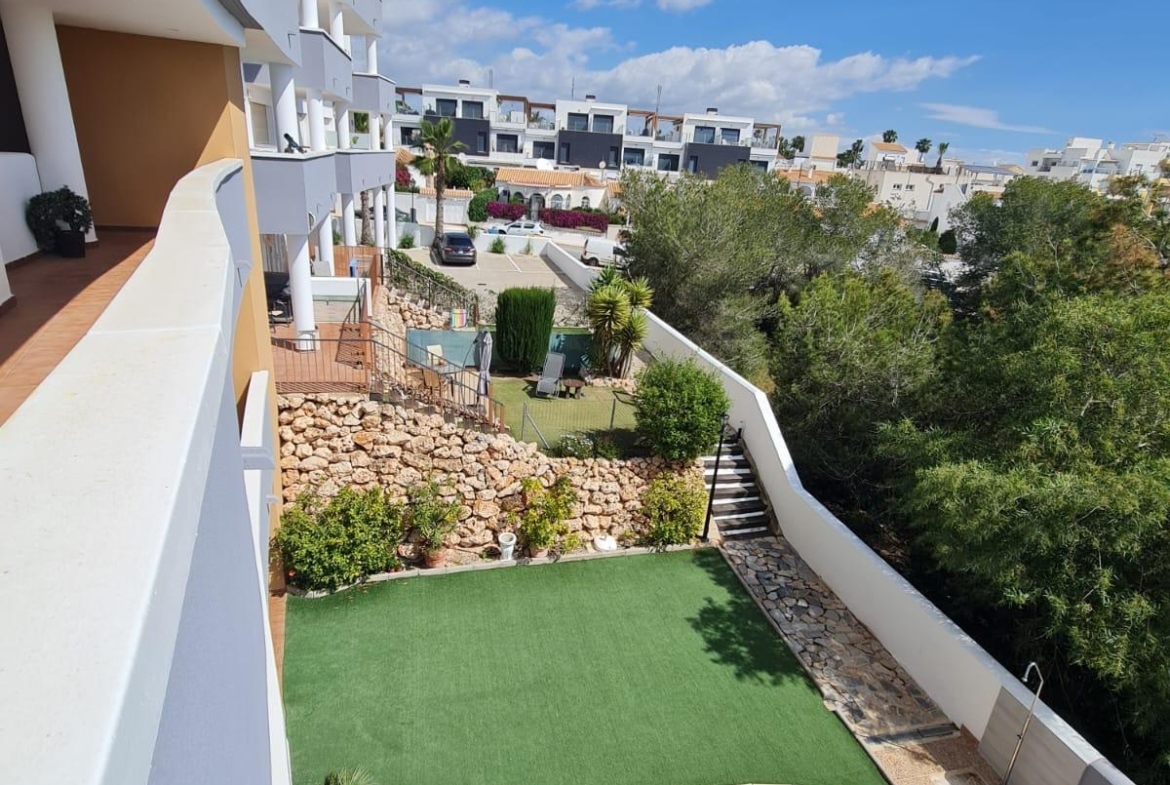SEMINUEVO APARTAMENTO EN ORIHUELA COSTA DE 2 DORM. 2 BAÑOS. PARKING INCLUIDO. PISCINA COMUNITARIA.