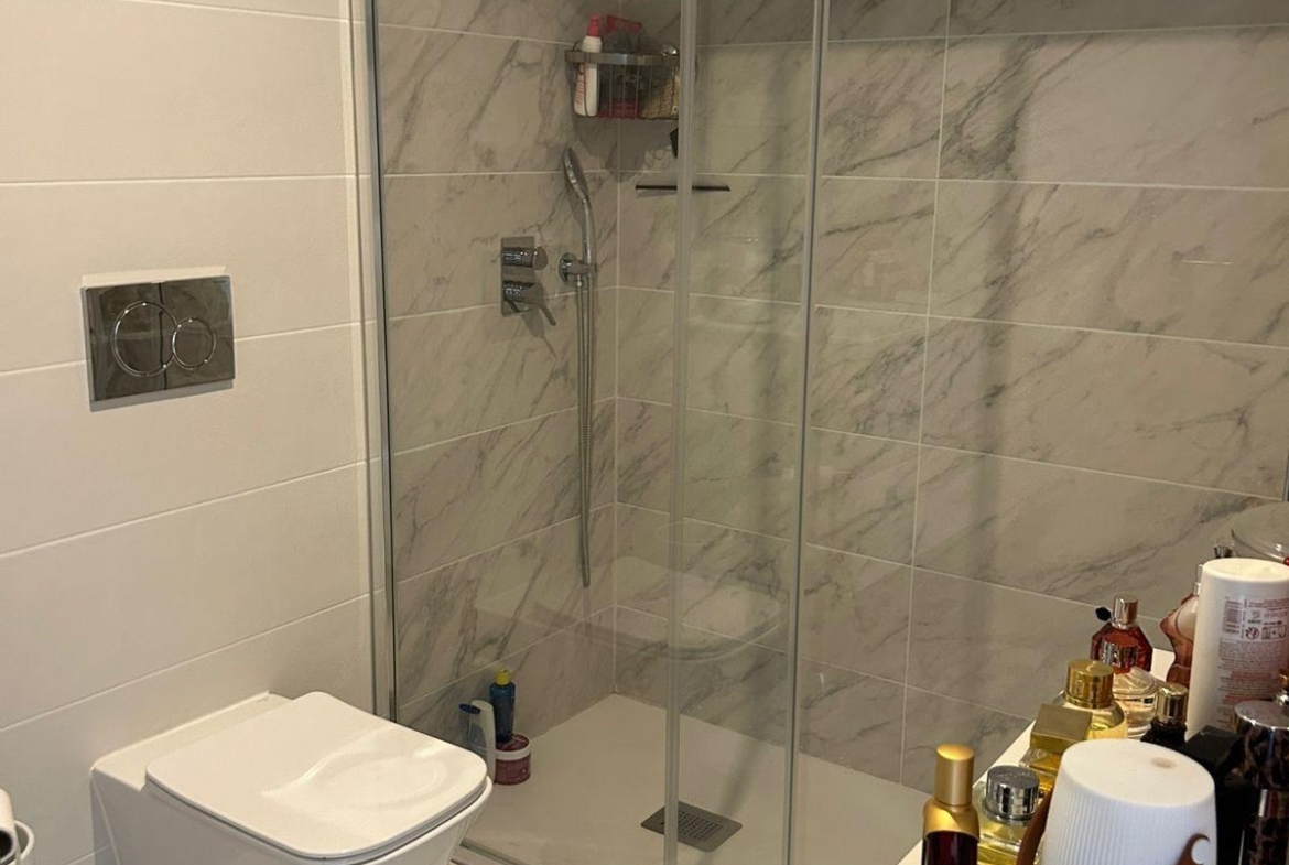 ÁTICO EN PLAYA FLAMENCA CON SOLARIUM PRIVADO. 2 DORM. 2 BAÑOS. 80 M2 DE SUPERFICIE. PISCINAS COMUN.