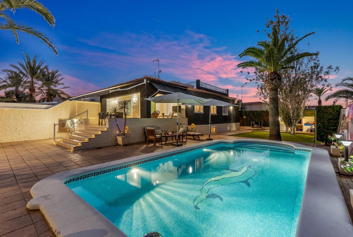 VILLA EN PUNTA PRIMA A 100 METROS DE PLAYA CON SUPERFICIE 212 M2. CON PARCELA DE 442 M2. CON PISCINA PRIVADA.