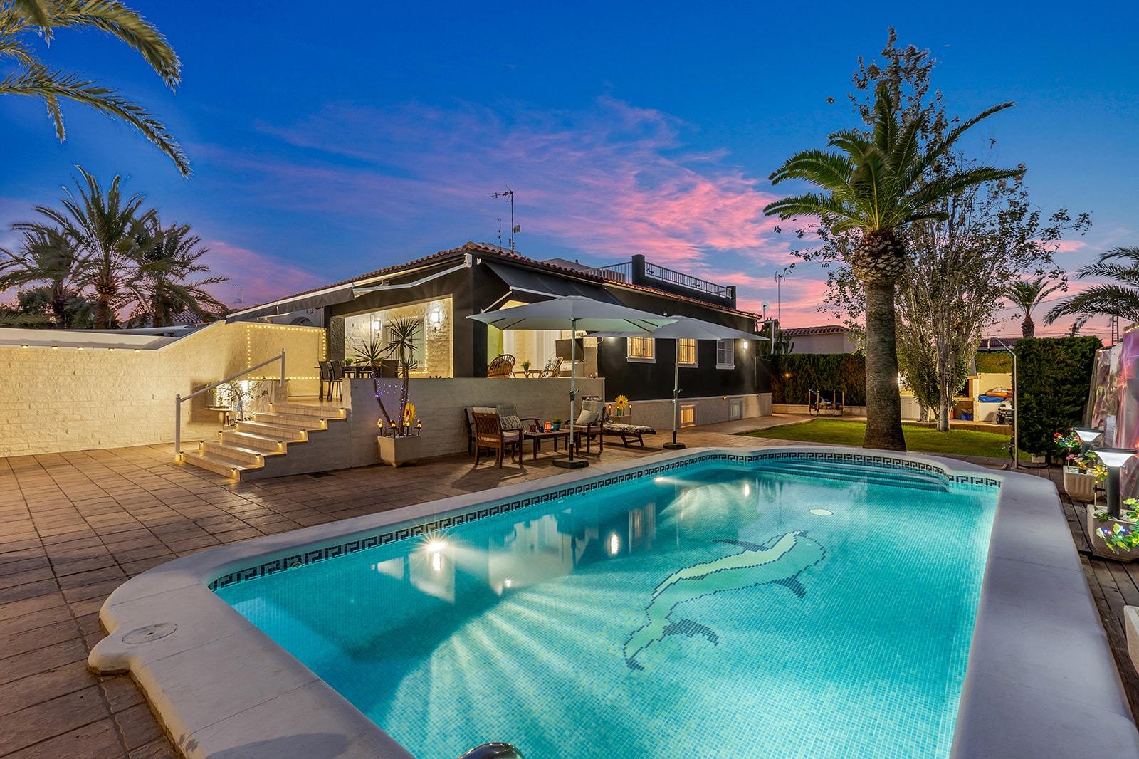VILLA EN PUNTA PRIMA A 100 METROS DE PLAYA CON SUPERFICIE 212 M2. CON PARCELA DE 442 M2. CON PISCINA PRIVADA.