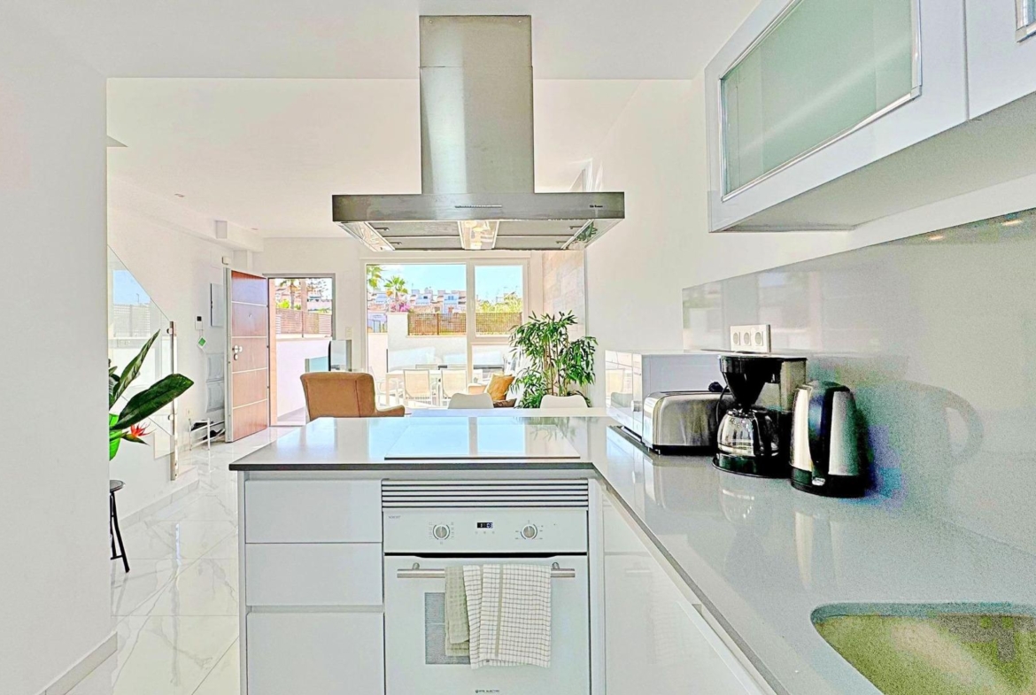 BUNGALOW EN LOS BALCONES CON ENORME SOLARIUM. 3 DORM. 3 BAÑOS. 113 M2 SUPERFICIE. PISCINA COMUNITARIA.