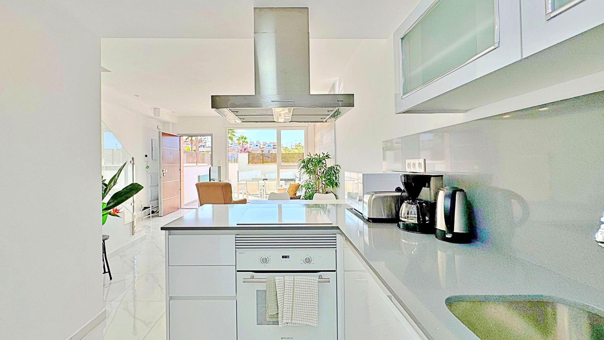 BUNGALOW EN LOS BALCONES CON ENORME SOLARIUM. 3 DORM. 3 BAÑOS. 113 M2 SUPERFICIE. PISCINA COMUNITARIA.