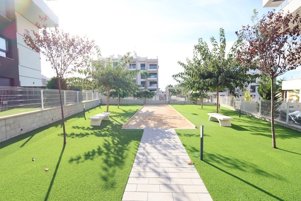 Modern & Move-In Ready Apartment in Villamartin