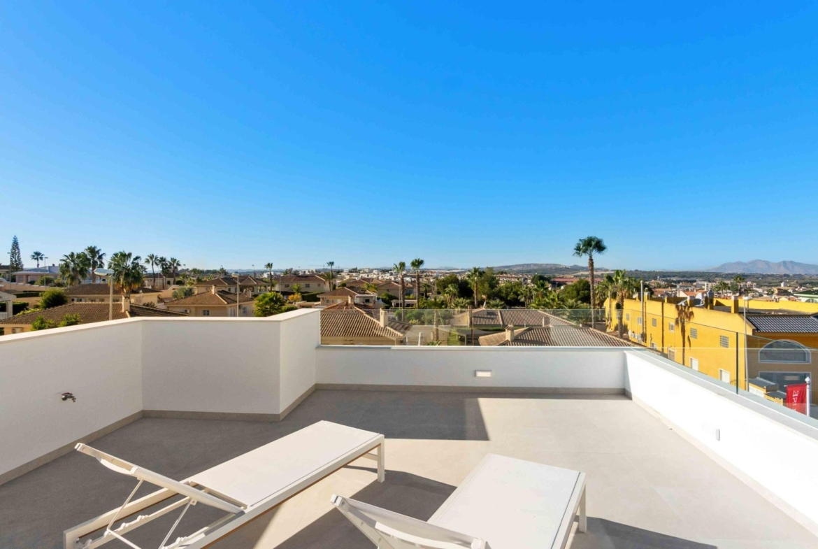 LUXURY VILLAS. NEW CONSTRUCTION. PILOT FLAT DONE.