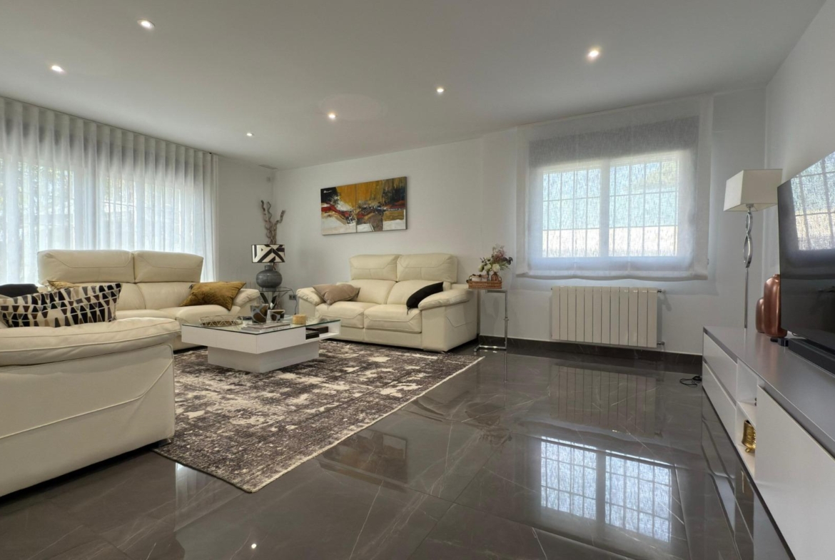 Detached villa with private pool and large plot