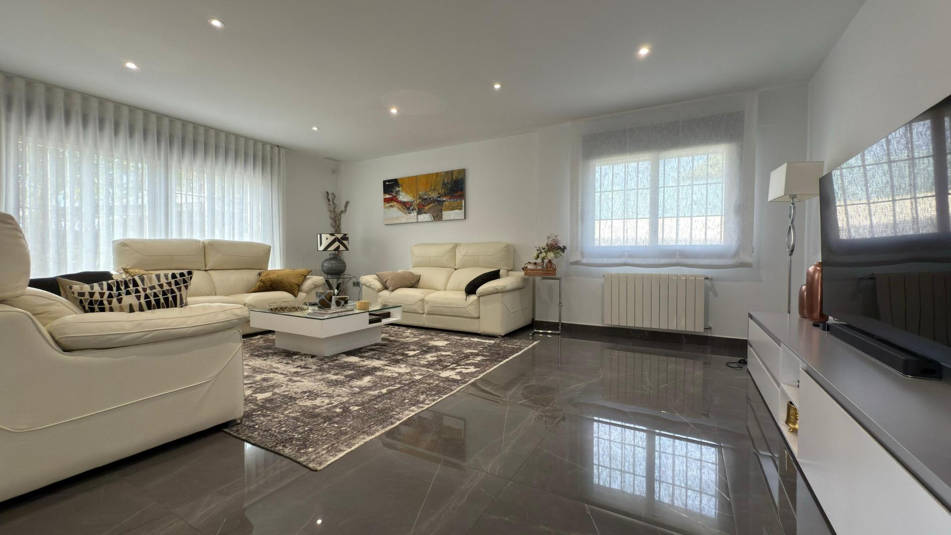 3-23-43 Detached villa with private pool and large plot