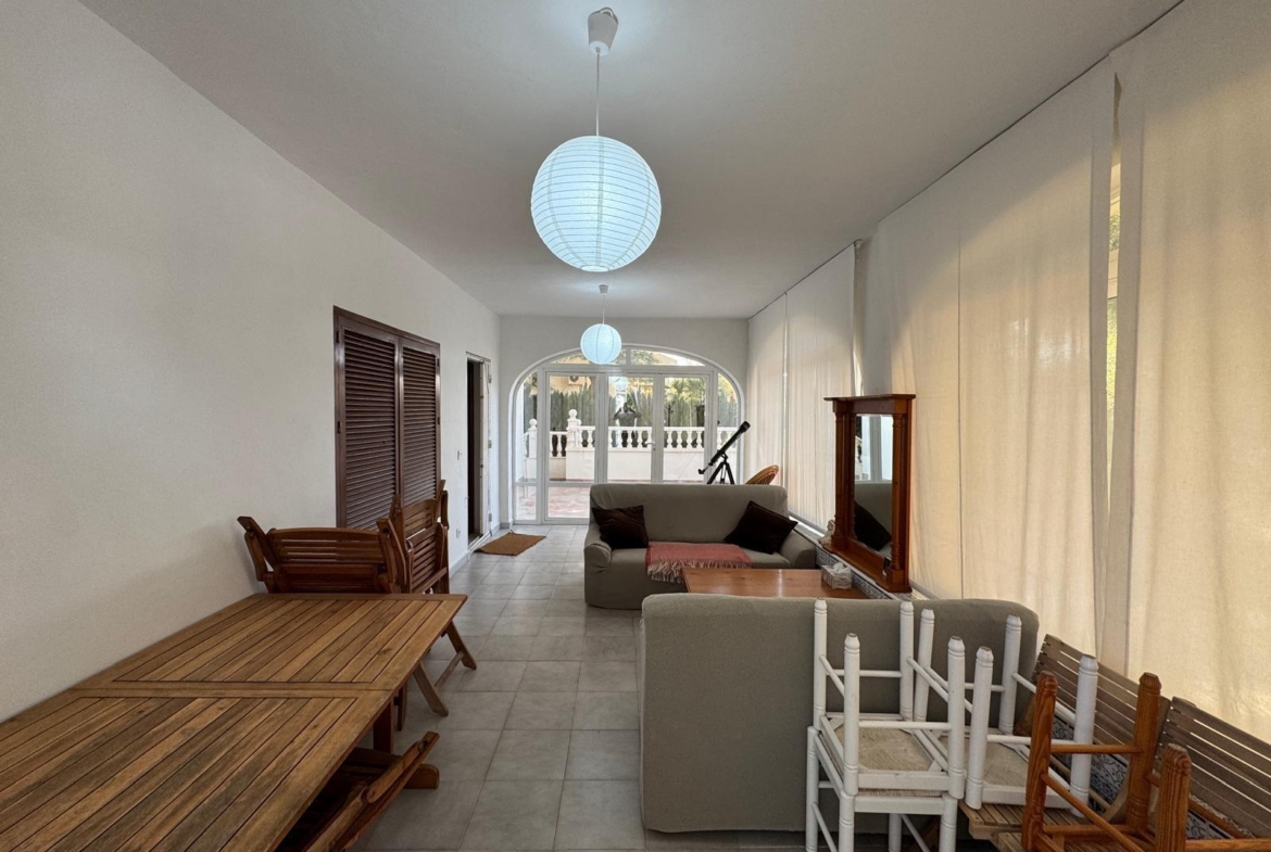 VILLA EN CABO ROIG A 800 METROS DE LA PLAYA CON PARCELA DE 890 M2. 3 DORM. 2 BAÑOS. PISCINA PRIVADA.