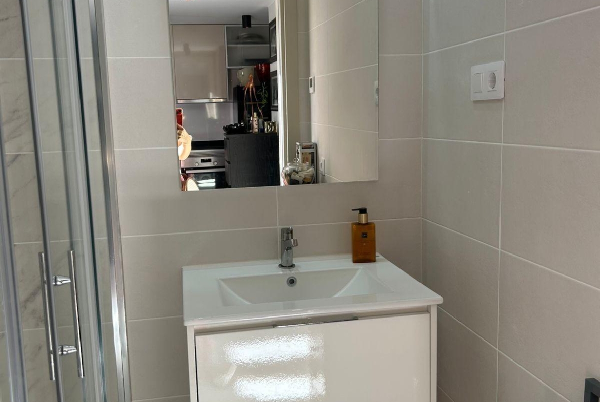 ÁTICO EN PLAYA FLAMENCA CON SOLARIUM PRIVADO. 2 DORM. 2 BAÑOS. 80 M2 DE SUPERFICIE. PISCINAS COMUN.