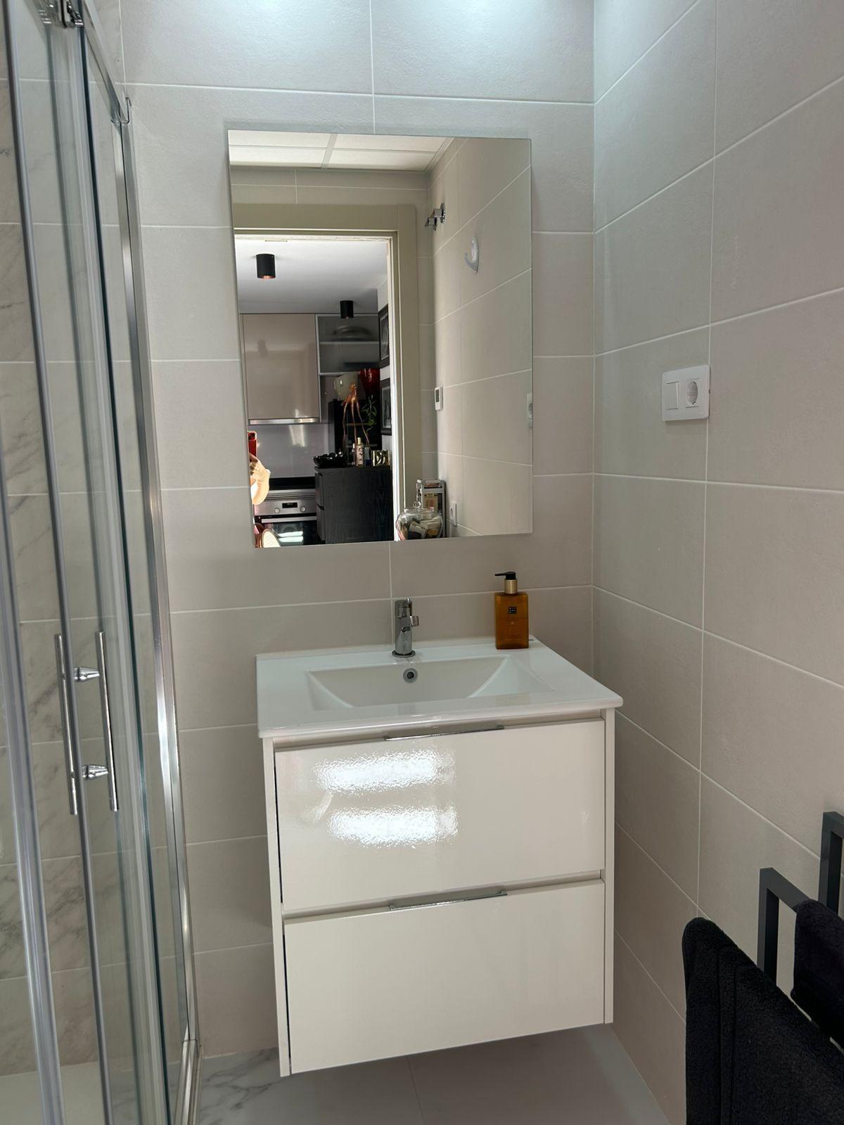 3-23-76 ÁTICO EN PLAYA FLAMENCA CON SOLARIUM PRIVADO. 2 DORM. 2 BAÑOS. 80 M2 DE SUPERFICIE. PISCINAS COMUN.