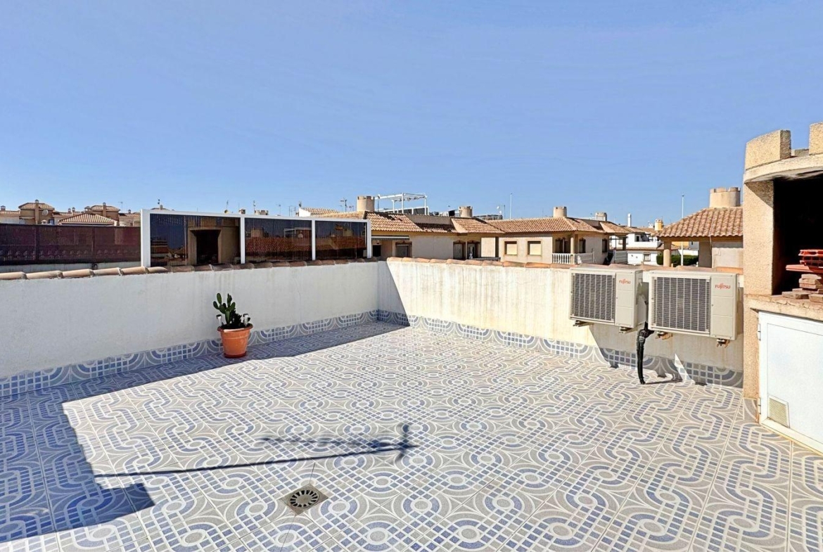 BUNGALOW PLANTA ALTA CON SOLARIUM DE 30 M2 Y A 650 METROS DE PLAYA LA ZENIA. 2 DORM. 1 BAÑO. PISCINA COMUNITARIA.