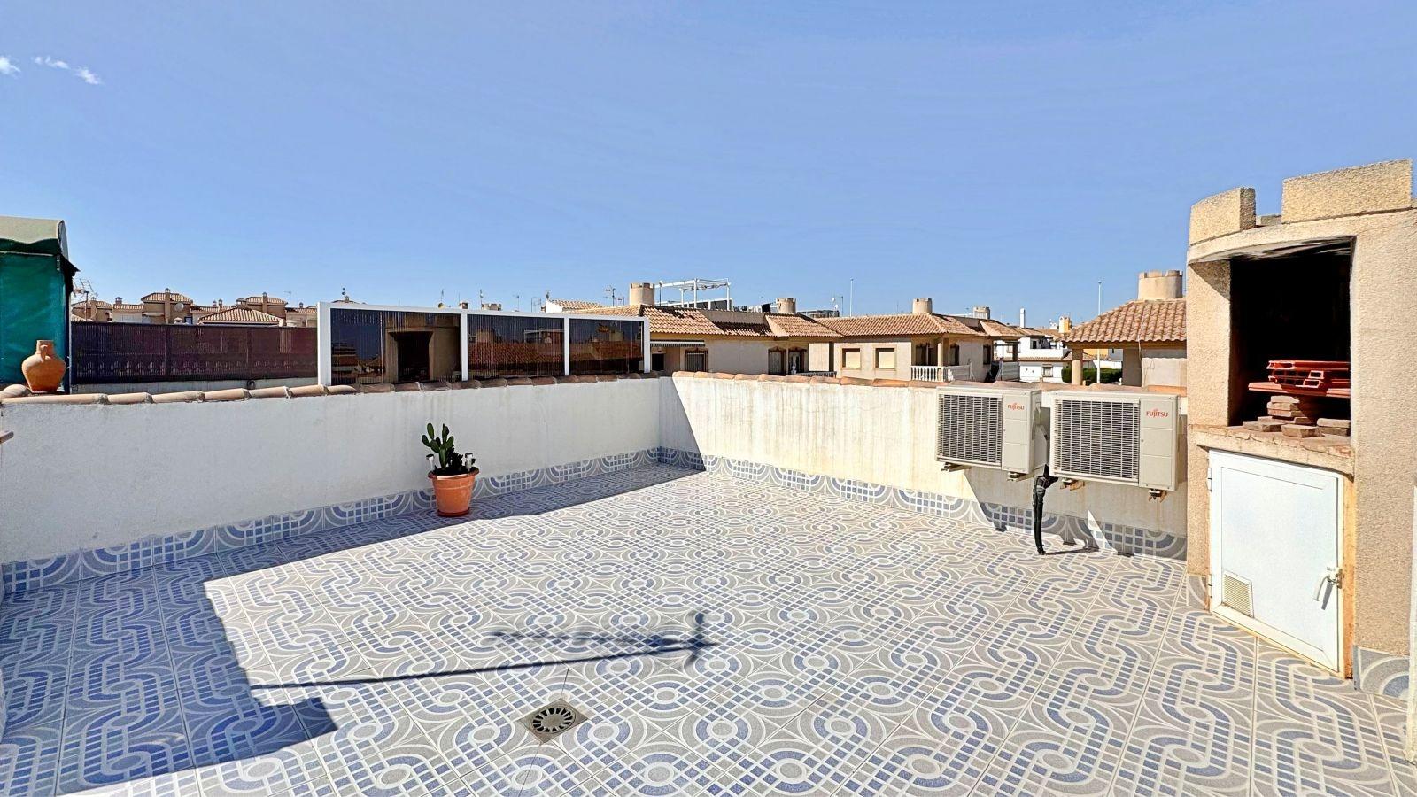 BUNGALOW PLANTA ALTA CON SOLARIUM DE 30 M2 Y A 650 METROS DE PLAYA LA ZENIA. 2 DORM. 1 BAÑO. PISCINA COMUNITARIA.