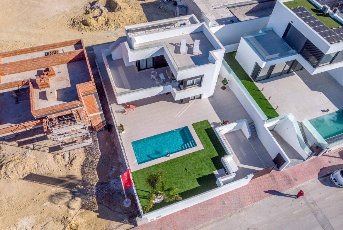 LUXURY VILLAS. NEW CONSTRUCTION. PILOT FLAT DONE.