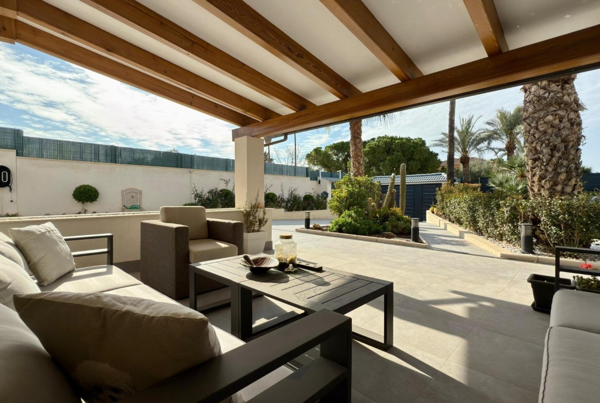 Detached villa with private pool and large plot