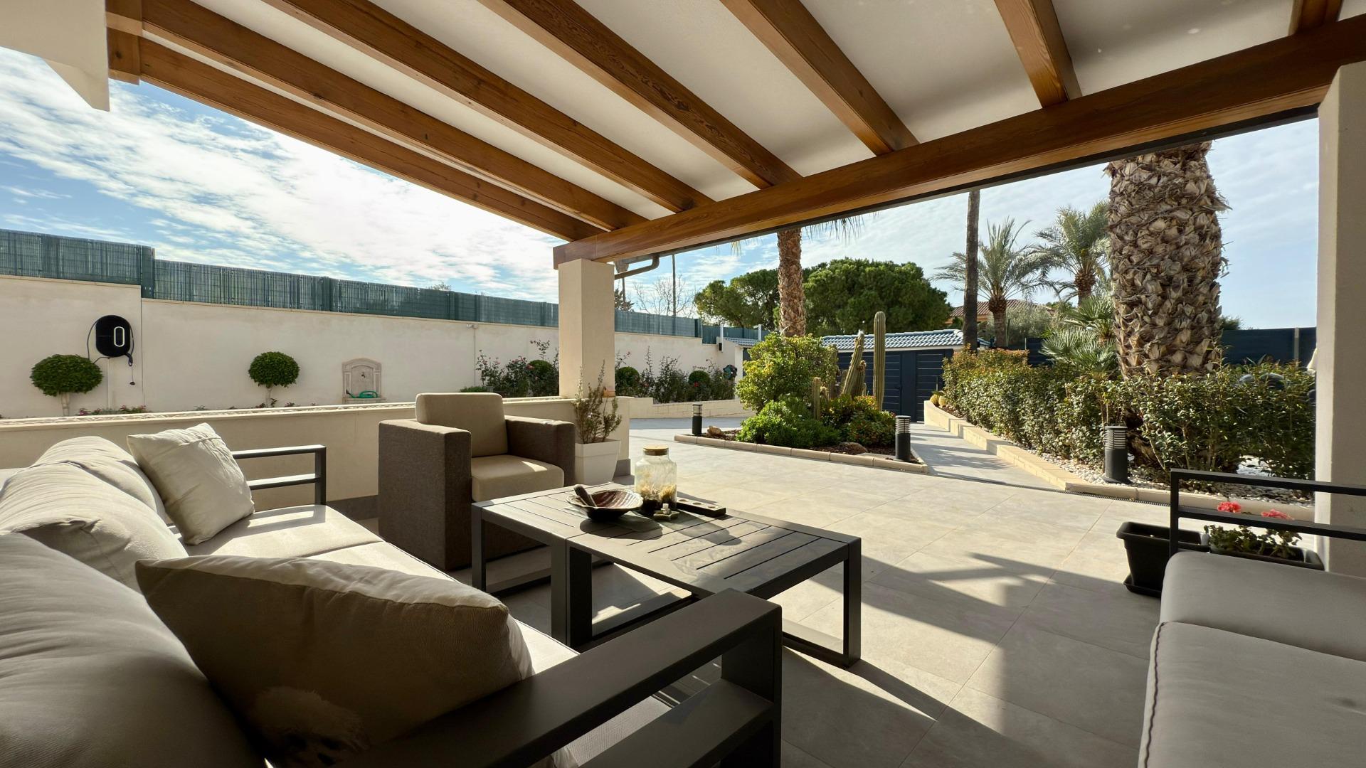 3-24-41 Detached villa with private pool and large plot
