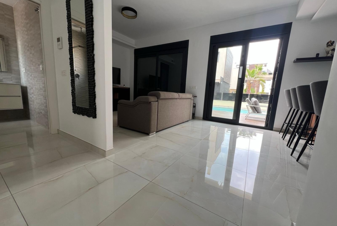 VILLA DE LUJO EN LOMAS DE CABO ROIG CON PISCINA PRIVADA Y PARCELA DE 200 M2. 3 DORM. 3 BAÑOS.