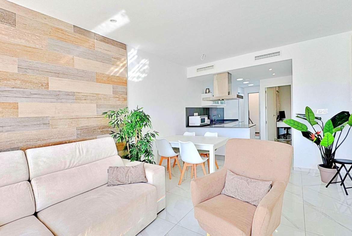 BUNGALOW EN LOS BALCONES CON ENORME SOLARIUM. 3 DORM. 3 BAÑOS. 113 M2 SUPERFICIE. PISCINA COMUNITARIA.