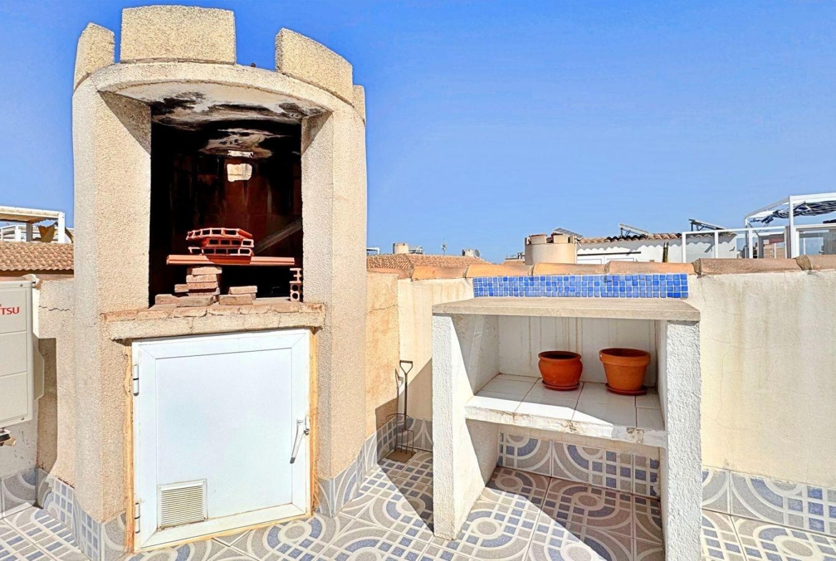 BUNGALOW PLANTA ALTA CON SOLARIUM DE 30 M2 Y A 650 METROS DE PLAYA LA ZENIA. 2 DORM. 1 BAÑO. PISCINA COMUNITARIA.