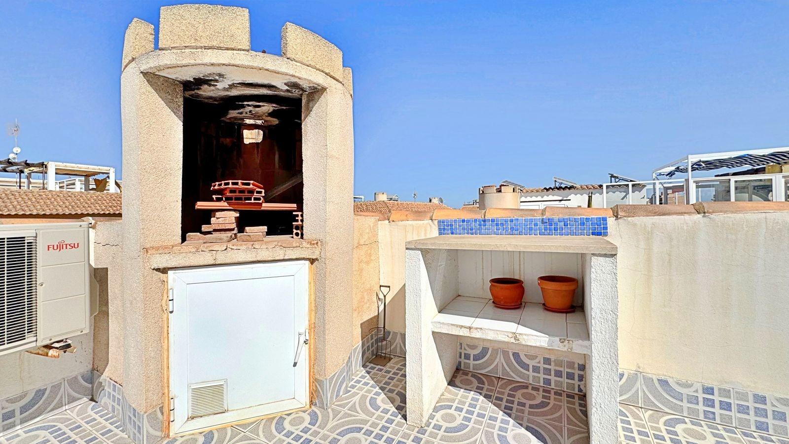 BUNGALOW PLANTA ALTA CON SOLARIUM DE 30 M2 Y A 650 METROS DE PLAYA LA ZENIA. 2 DORM. 1 BAÑO. PISCINA COMUNITARIA.