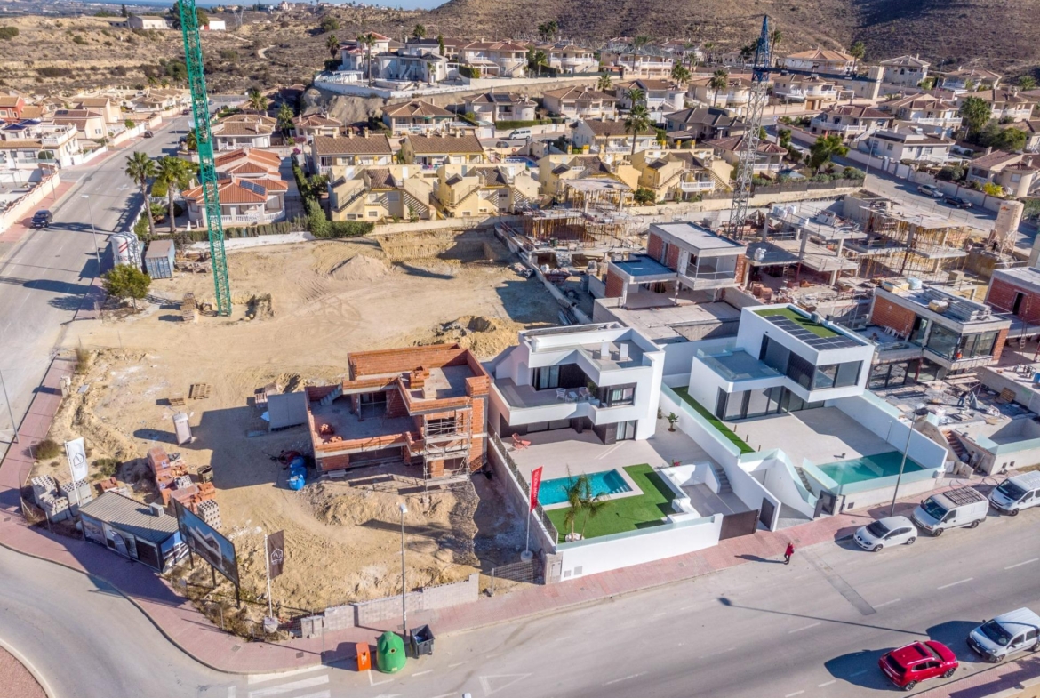 LUXURY VILLAS. NEW CONSTRUCTION. PILOT FLAT DONE.