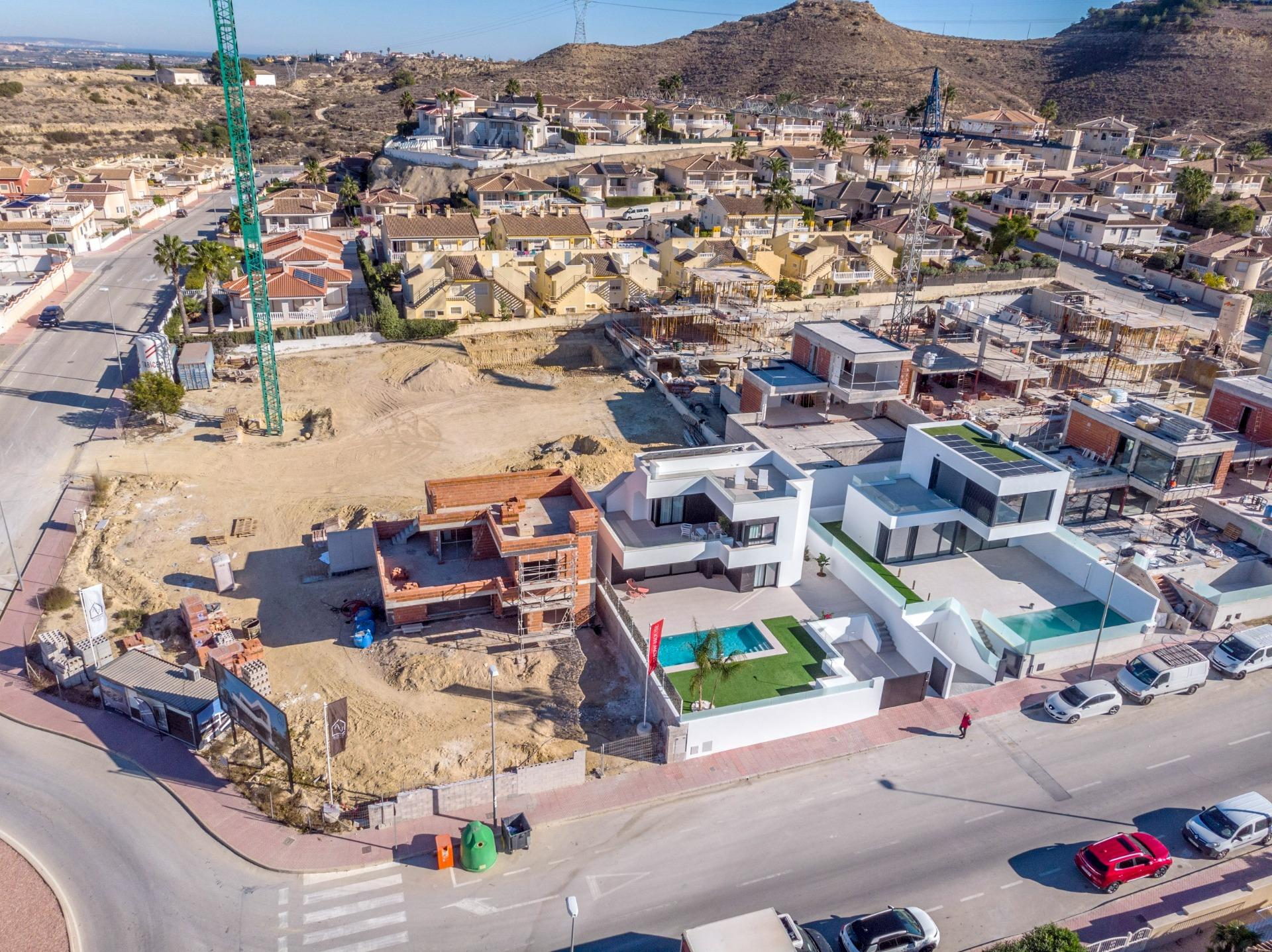 LUXURY VILLAS. NEW CONSTRUCTION. PILOT FLAT DONE.