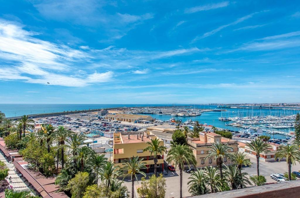 Detached chalet in Torrevieja (Torreblanca), just 300 meters from the sea.