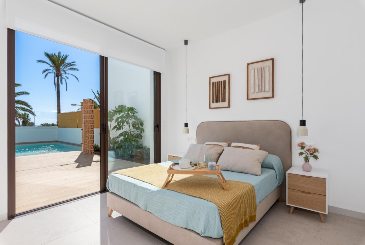NEW BUILD VILLA IN LOS ALCÁZARES WITH VIEWS TO MAR MENOR. WITH PRIVATE POOL AND PARKING. 3 BEDROOMS. 2 BATHROOMS. PLOT 297 M2.