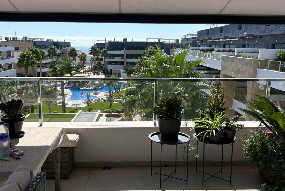 ÁTICO EN PLAYA FLAMENCA CON SOLARIUM PRIVADO. 2 DORM. 2 BAÑOS. 80 M2 DE SUPERFICIE. PISCINAS COMUN.