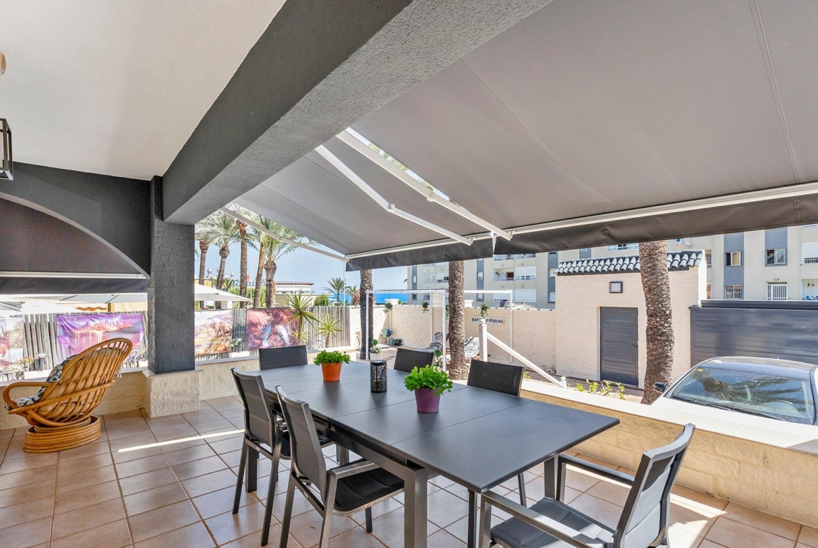 VILLA EN PUNTA PRIMA A 100 METROS DE PLAYA CON SUPERFICIE 212 M2. CON PARCELA DE 442 M2. CON PISCINA PRIVADA.