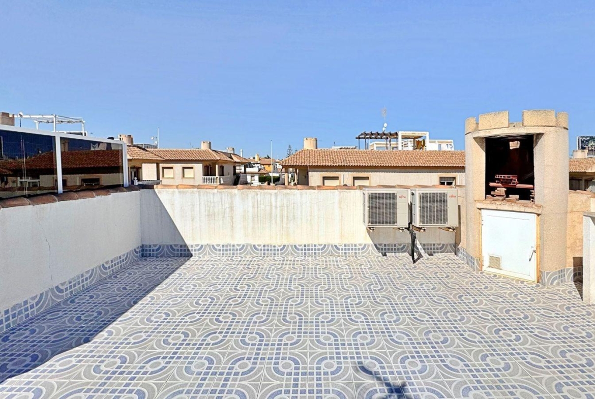 BUNGALOW PLANTA ALTA CON SOLARIUM DE 30 M2 Y A 650 METROS DE PLAYA LA ZENIA. 2 DORM. 1 BAÑO. PISCINA COMUNITARIA.