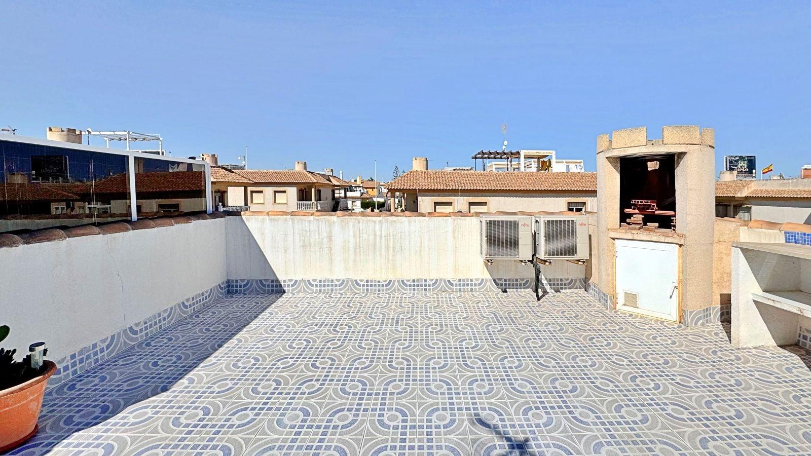 BUNGALOW PLANTA ALTA CON SOLARIUM DE 30 M2 Y A 650 METROS DE PLAYA LA ZENIA. 2 DORM. 1 BAÑO. PISCINA COMUNITARIA.