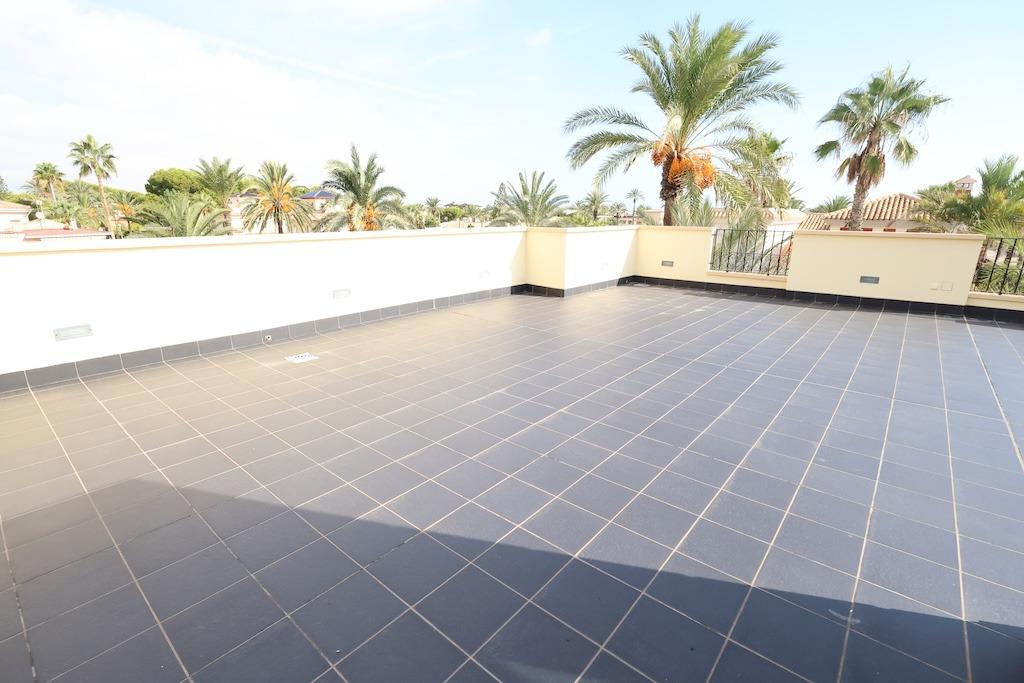 Cabo Roig Vrijstaande villa op een hoek grond van 415 m2 met twee straten
