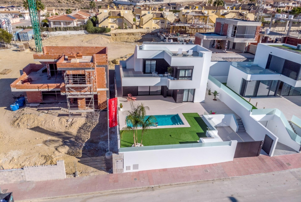 LUXURY VILLAS. NEW CONSTRUCTION. PILOT FLAT DONE.