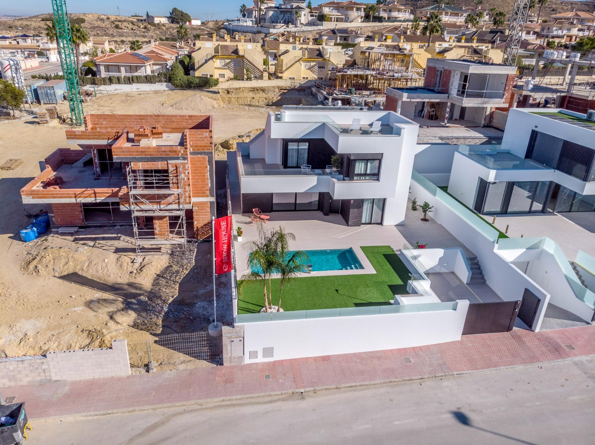 LUXURY VILLAS. NEW CONSTRUCTION. PILOT FLAT DONE.