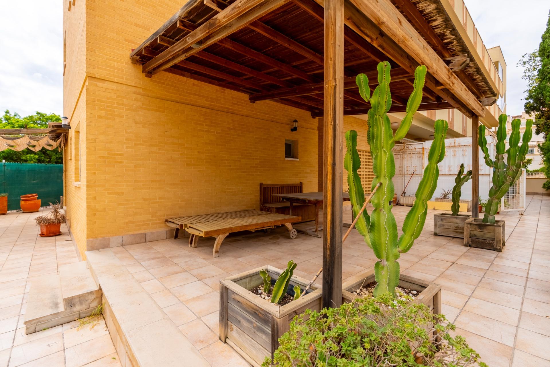 UITSTEKENDE GROND VLOER APPARTEMENT MET EIGEN PERCEEL IN 100 STAPPEN VAN DE ZEE