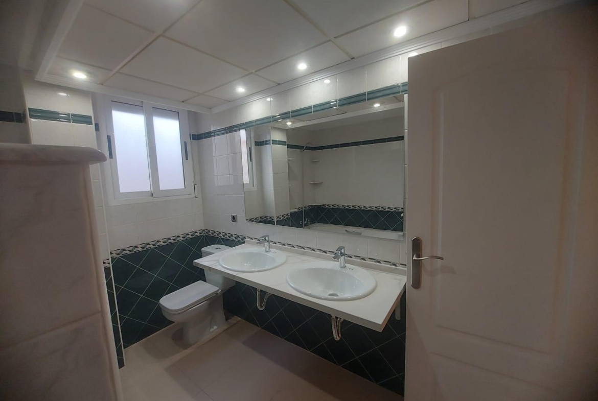 EDIFICIO EN ORIHUELA CIUDAD. 3 DORM. 2 BAÑOS. GARAJE. TRASTEROS